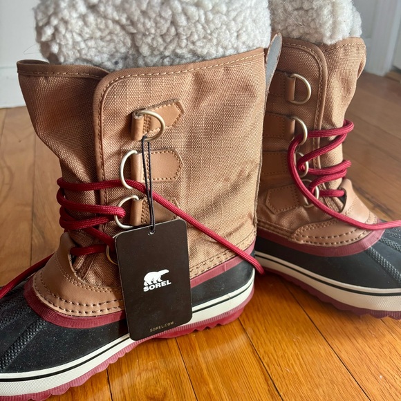 NWT Sorel Boots Women’s size 5 Brown and Black Waterproof Boots with Red Accents - Picture 4 of 5
